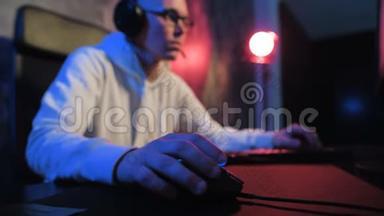 电脑鼠标玩电子游戏电子体育。 男子玩电脑在线比赛。